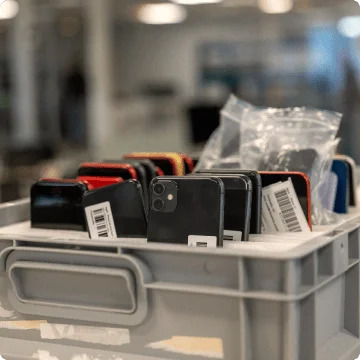 En kasse med brugte smartphones istandsættes og sælges igen gennem markedspladsen
