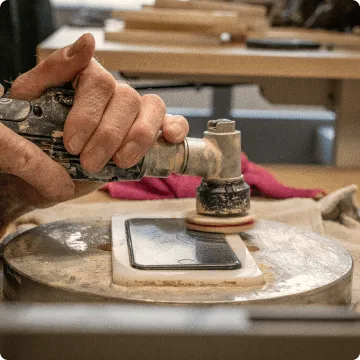 Udvendig rengøring og polering af brugt elektronik
